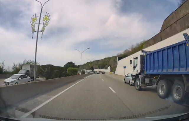 Опасная ситуация на дороге в Сочи: один подрезал, а другой решил отомстить