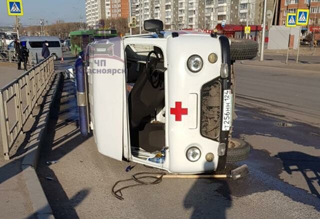 В Красноярске перевернулась скорая с ребенком. ВИДЕО 