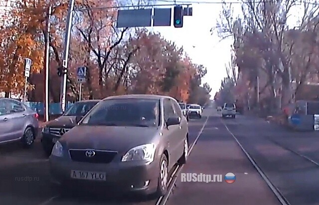 Между трамвайными путями 