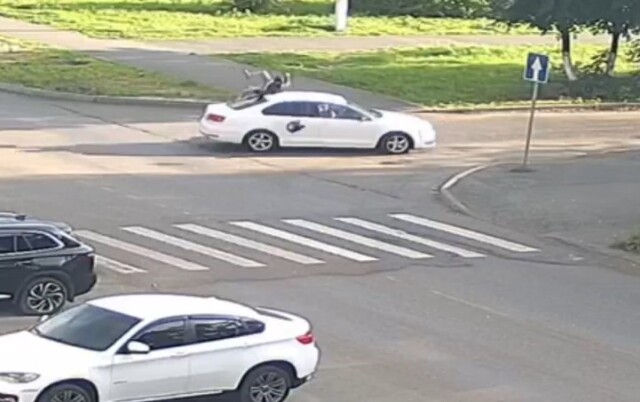 Питбайк и легковой автомобиль столкнулись на перекрестке в Первоуральске 