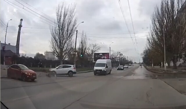 ДТП на перекрестке в Керчи: водитель кроссовера пытался проскочить перекресток на красный 
