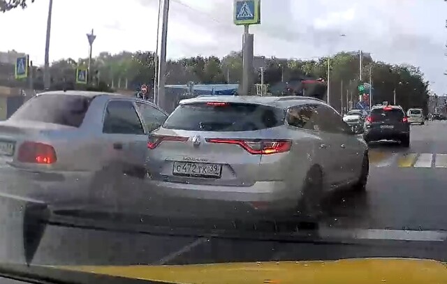 В Калининграде в результате неудачного перестроения Renault столкнулся с двумя авто