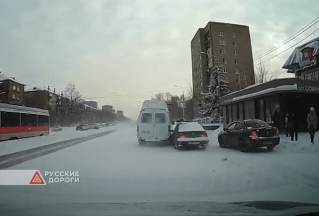 Маршрутка столкнулась с автомобилем в Магнитогорске