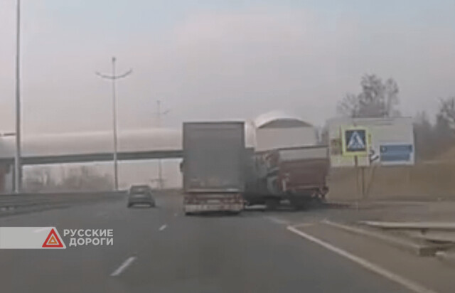 Два грузовика столкнулись на въезде в Калининград
