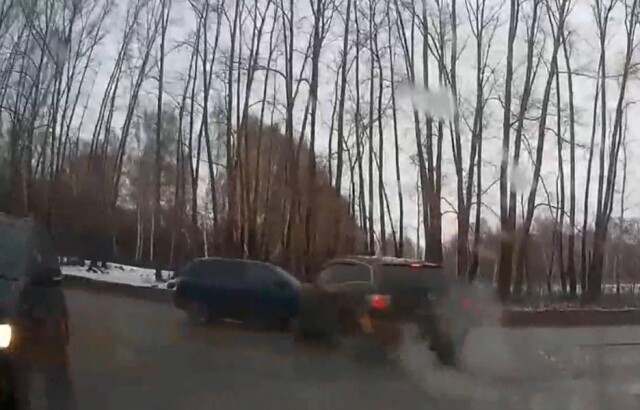 Mazda попала в ДТП при выезде со второстепенной дороги в Новосибирске
