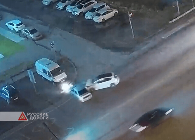 Два автомобиля столкнулись на перекрестке в Новом Уренгое