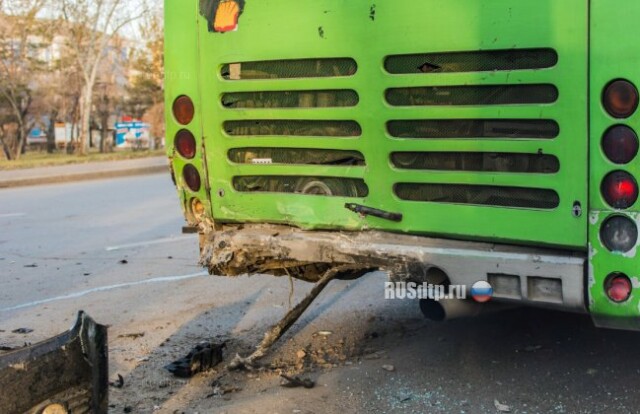 В Красноярске пьяный водитель на скорости 100 км/ч врезался в автобус 