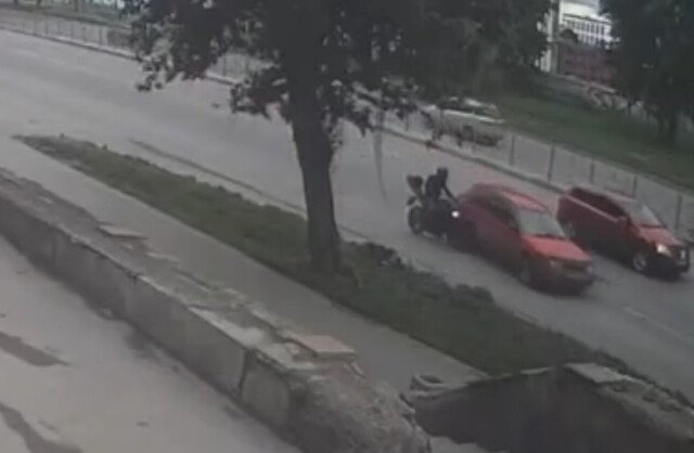 ДТП в Новосибирске: водитель «Ниссана» пытался объехать яму и подрезал мотоциклиста. 