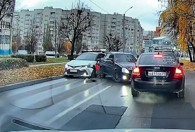 «Хотел повернуть во двор»: Lada и Toyota столкнулись на одной из улиц Чебоксар 