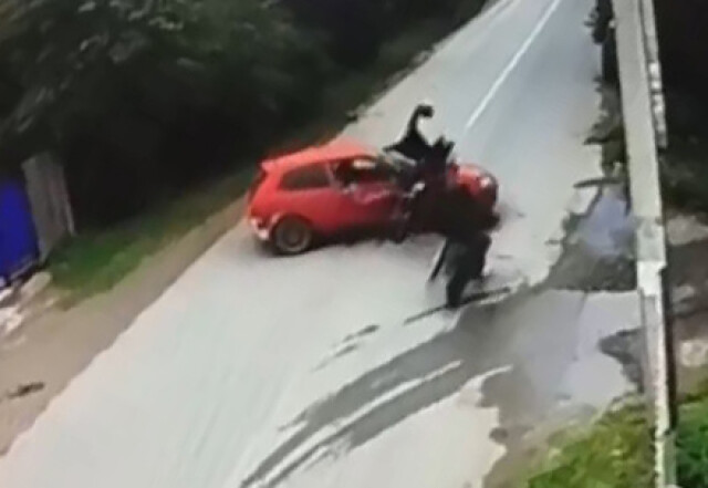 В Абакане водитель автомобиля не уступил дорогу подросткам на мотоциклах