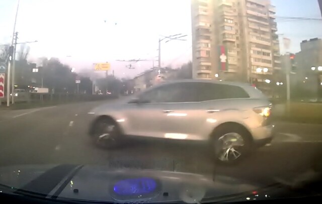 В Краснодаре водитель кроссовера пытался проскочить перекресток на красный и попал в ДТП 