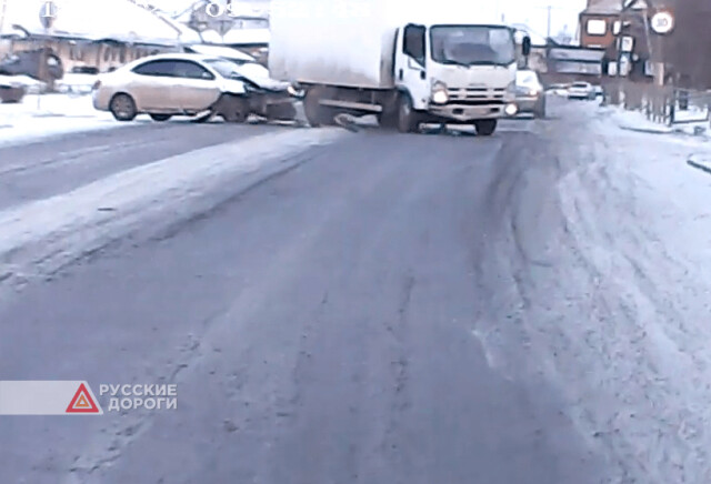 Легковой автомобиль не уступил дорогу грузовику в Братске