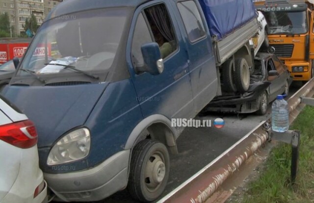 ВИДЕО: 8 автомобилей столкнулись в Екатеринбурге 