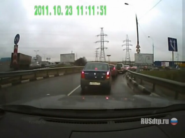 КАМАЗ устроил замес на МКАД 