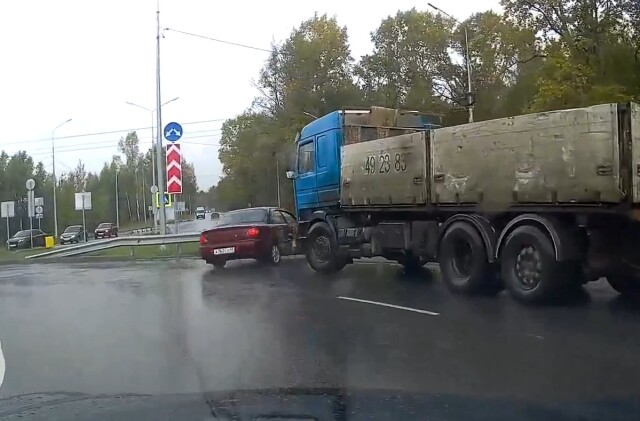 ДТП на перекрестке в Кирове: водитель легковушки съезжал с кольца из внутреннего ряда 