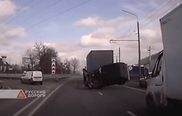В Ростове-на-Дону автомобиль врезался в грузовик и опрокинулся