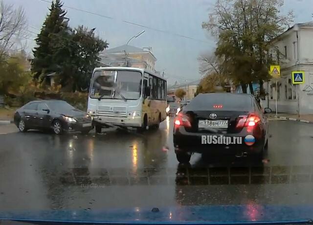 ДТП в Рязани с участием автобуса и легкового автомобиля