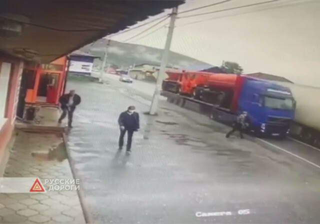 В Иркутской области мужчина шагнул под грузовик