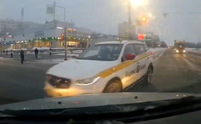 Момент ДТП в Невском районе Санкт-Петербурга. Кто виноват? 