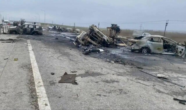 «Лопнуло колесо»: бензовоз смял четыре автомобиля и загорелся на трассе Ростов-на-Дону — Таганрог 