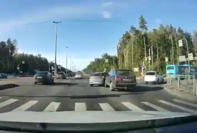В Санкт-Петербурге водитель хэтчбека решил повернуть направо и попал в ДТП
