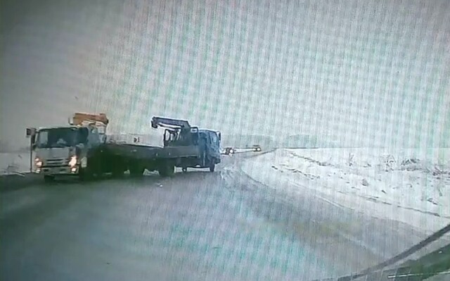 Манипулятор занесло на повороте на скользкой дороге в Омской области 