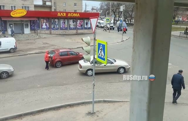 В Туле женщина бросила свой автомобиль посреди дороги и ушла в магазин