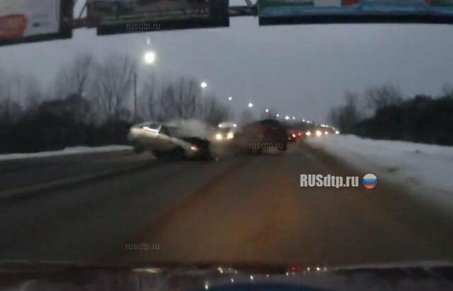Dodge Caliber и Lada Priora столкнулись на шоссе в Рязани