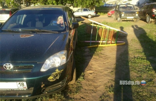 В Ижевске Тойота сбила горку с ребенком на детской площадке 