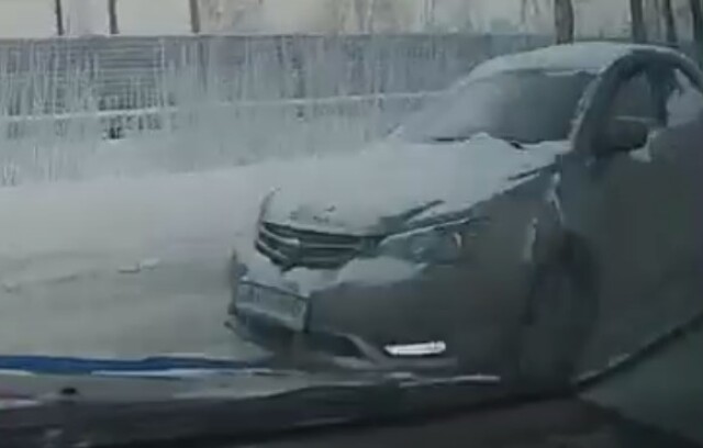 В Красноярске автомобиль с видеорегистратором занесло на встречную полосу 