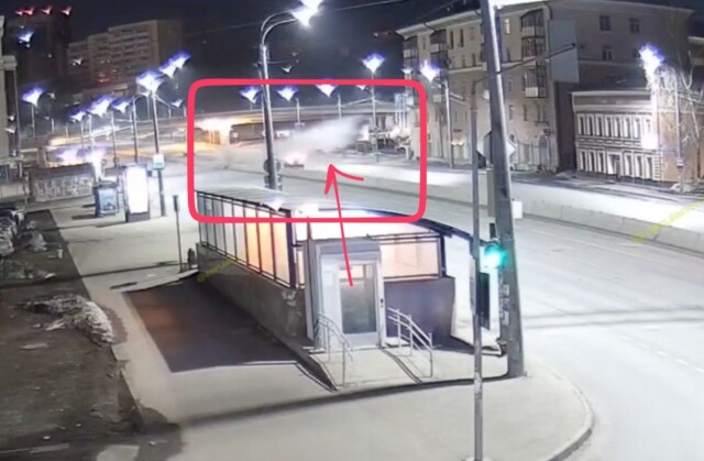 В объектив камеры попал момент крупного ДТП на улице Петербургской в Казани 