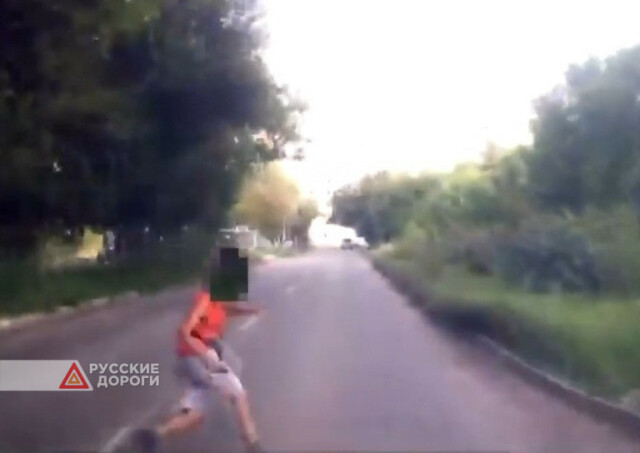 В Красноярске 9-летний мальчик решил перебежать через дорогу и попал под машину