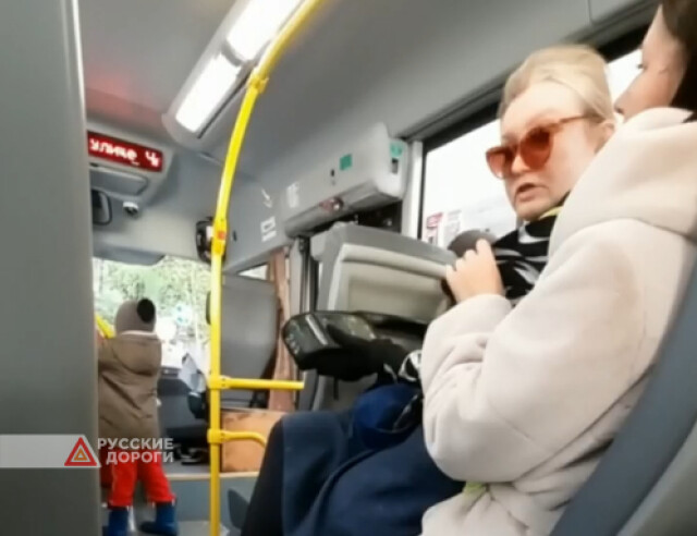 В Перми кондуктор пыталась выгнать пассажирок из автобуса 