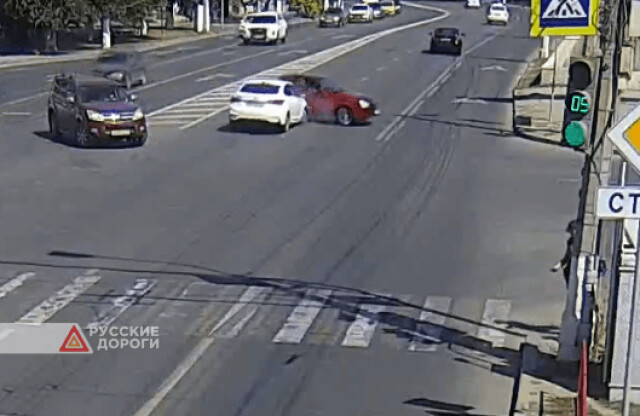 Водитель пытался развернуться и попал в ДТП в Волгограде