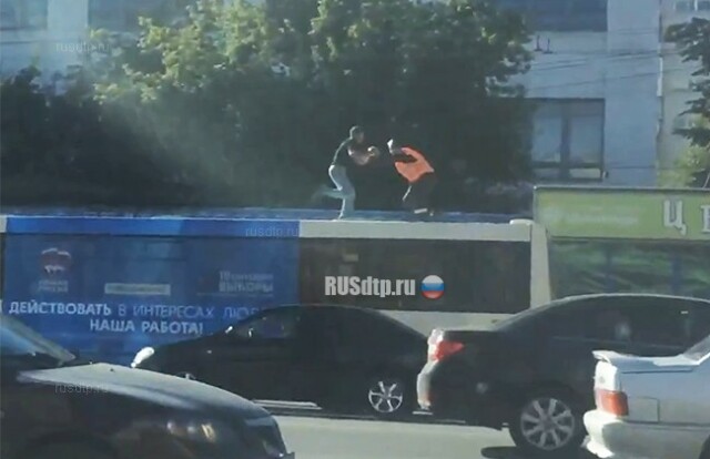 В Челябинске пассажир устроил драку с водителем на крыше автобуса