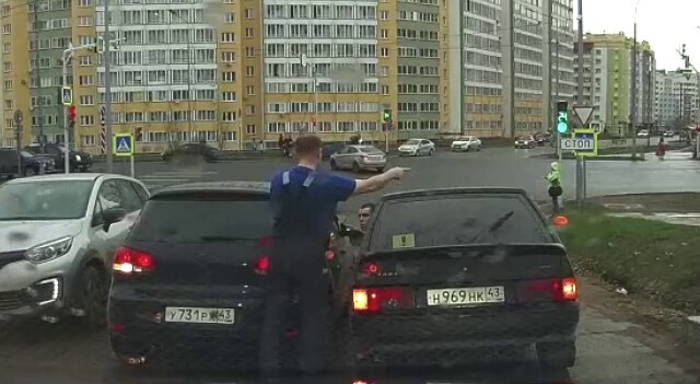 Авария в Кирове: водитель «Фольксвагена» пытался объехать стоящие машины и притёрся к «Ладе» 