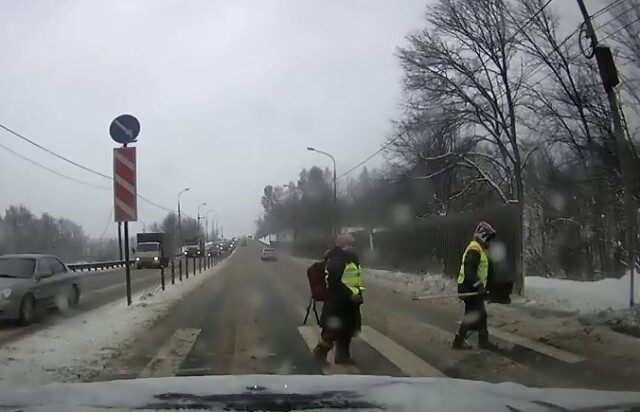 Грузовик сбил пешехода на Дмитровском шоссе в Подмосковье