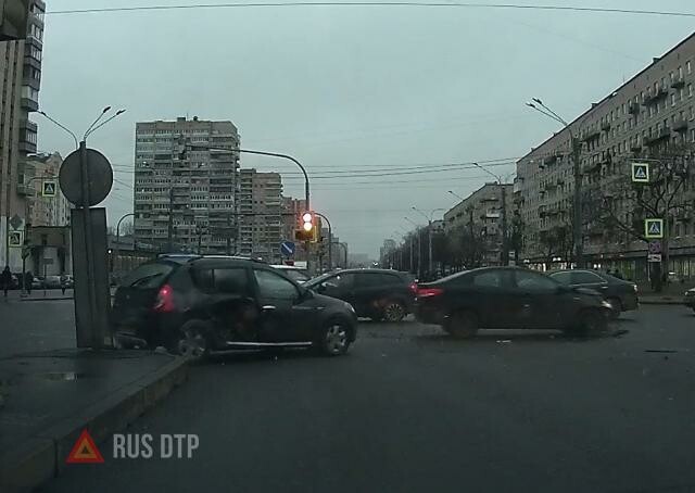 ДТП в Санкт-Петербурге на пересечении двух проспектов