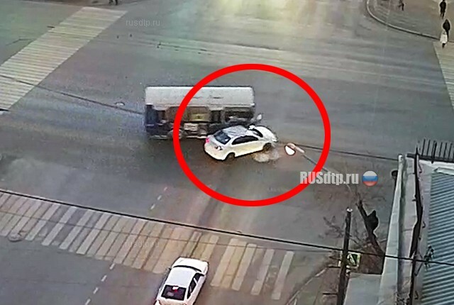 В Челябинске столкнулись маршрутка и легковой автомобиль. ВИДЕО