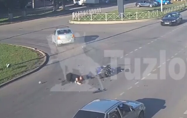 В Новочеркасске Renault Logan двигался по встречной полосе и столкнулся с мотоциклом