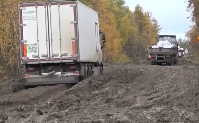 «Во всем виноваты большегрузы»: автомобили вязнут в грязи на трассе «Колыма» в Якутии 