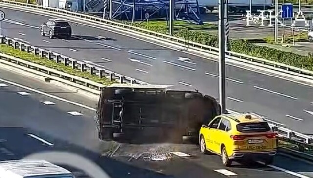 «Лопнуло колесо»: автомобиль опрокинулся в результате ДТП на МКАД 