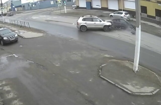 Жёсткое ДТП в Костроме: водитель кроссовера выезжал с прилегающей 