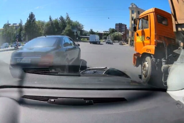 «Ехал и никого не трогал»: в Петербурге «Мерседес» оторвал бампер автомобилю с видеорегистратором 