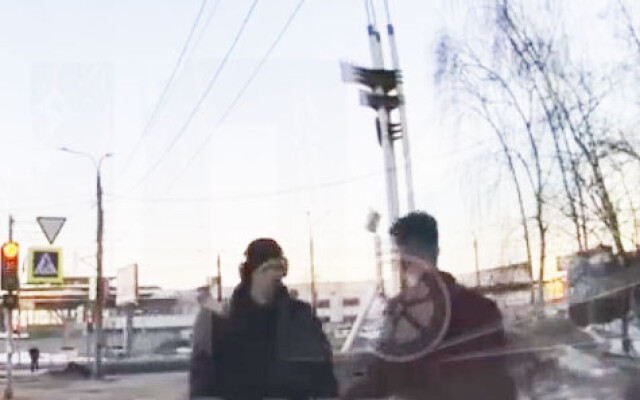 В Нижнем Новгороде курьер на самокате напал на пассажира автомобиля и одним ударом отправил его в кому 