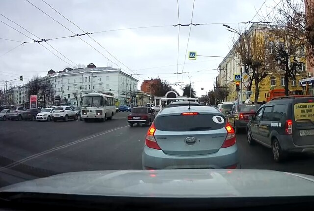 Авария на Театральной площади в Рязани: автомобиль выезжал с парковки и столкнулся с автобусом