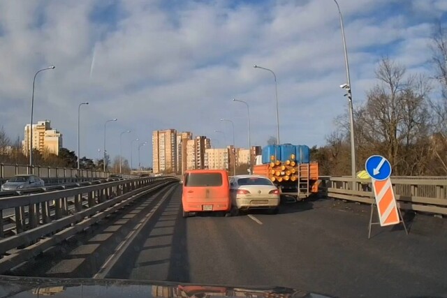 На Приморском шоссе водитель объезжал препятствие на своем пути и устроил ДТП 