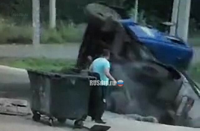 В Елабуге ассенизаторская машина провалилась под асфальт. ВИДЕО 