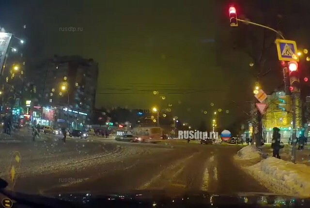 Столкновение автобуса и легкового автомобиля в Вологде попало на видео