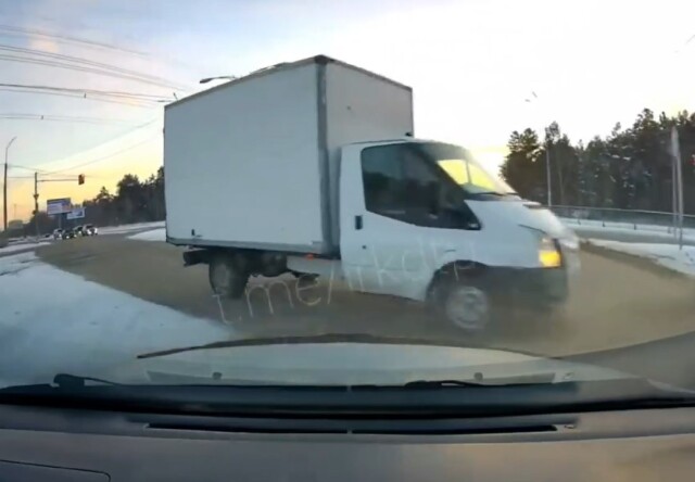 Авария на перекрестке в Ангарске: водитель фургона двигался на красный